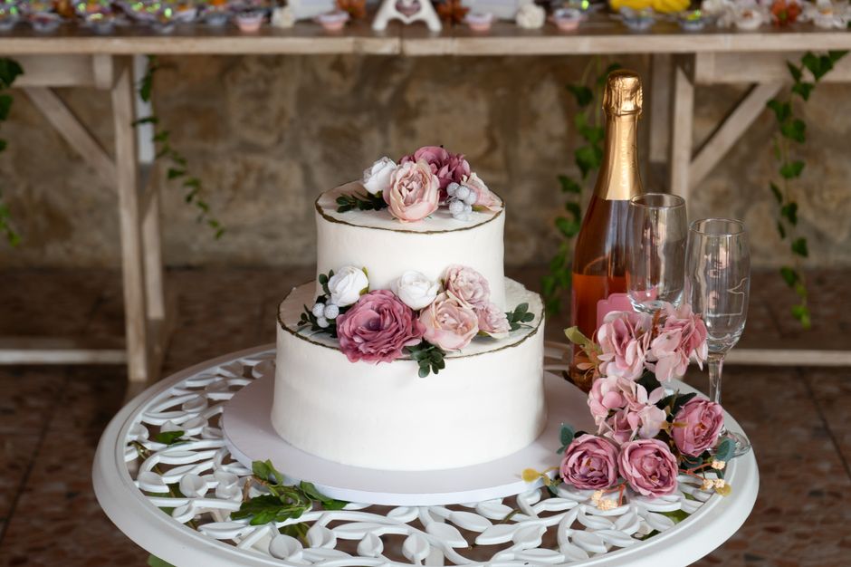 Romance — svadobná torta s krémovými ružami