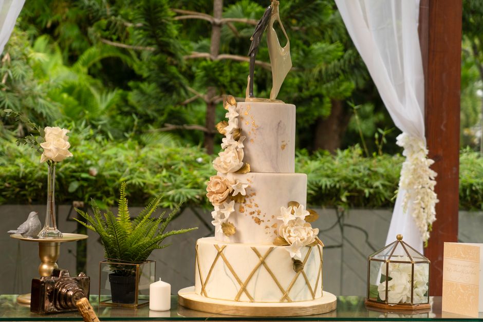 Elegance — biela svadobná torta so zlatými detailmi